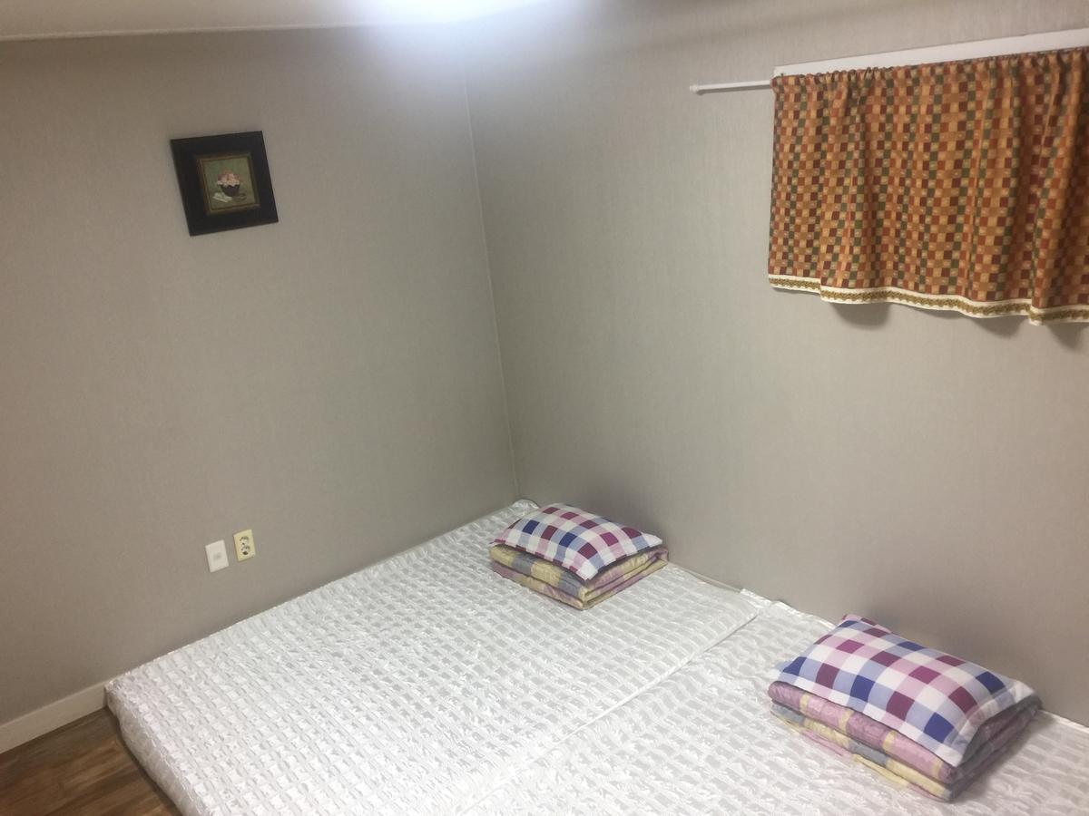 Araaura Pension Чеджу Екстериор снимка